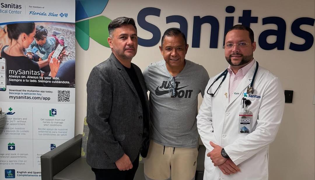 Iván Valenciano con el equipo médico que lo ha atendido.