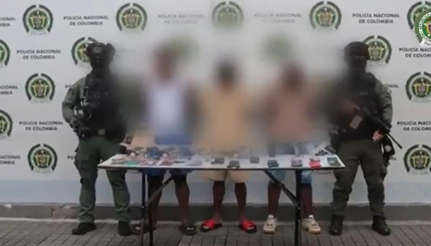 Las autoridades junto a los tres capturados.