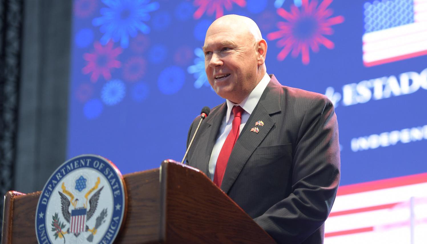 John T. McNamara, encargado de Negocios de Estados Unidos.