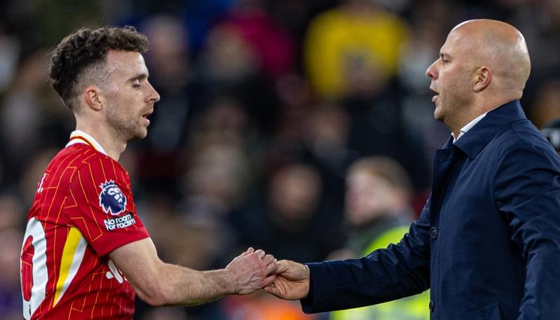 Diogo Jota y el técnico de Liverpool, Arne Slot.
