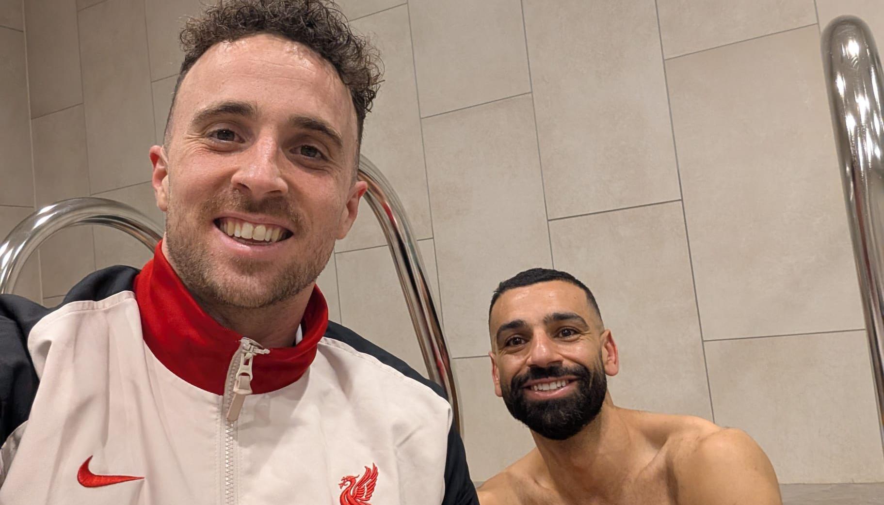 Diogo Jota y Mohamed Salah.