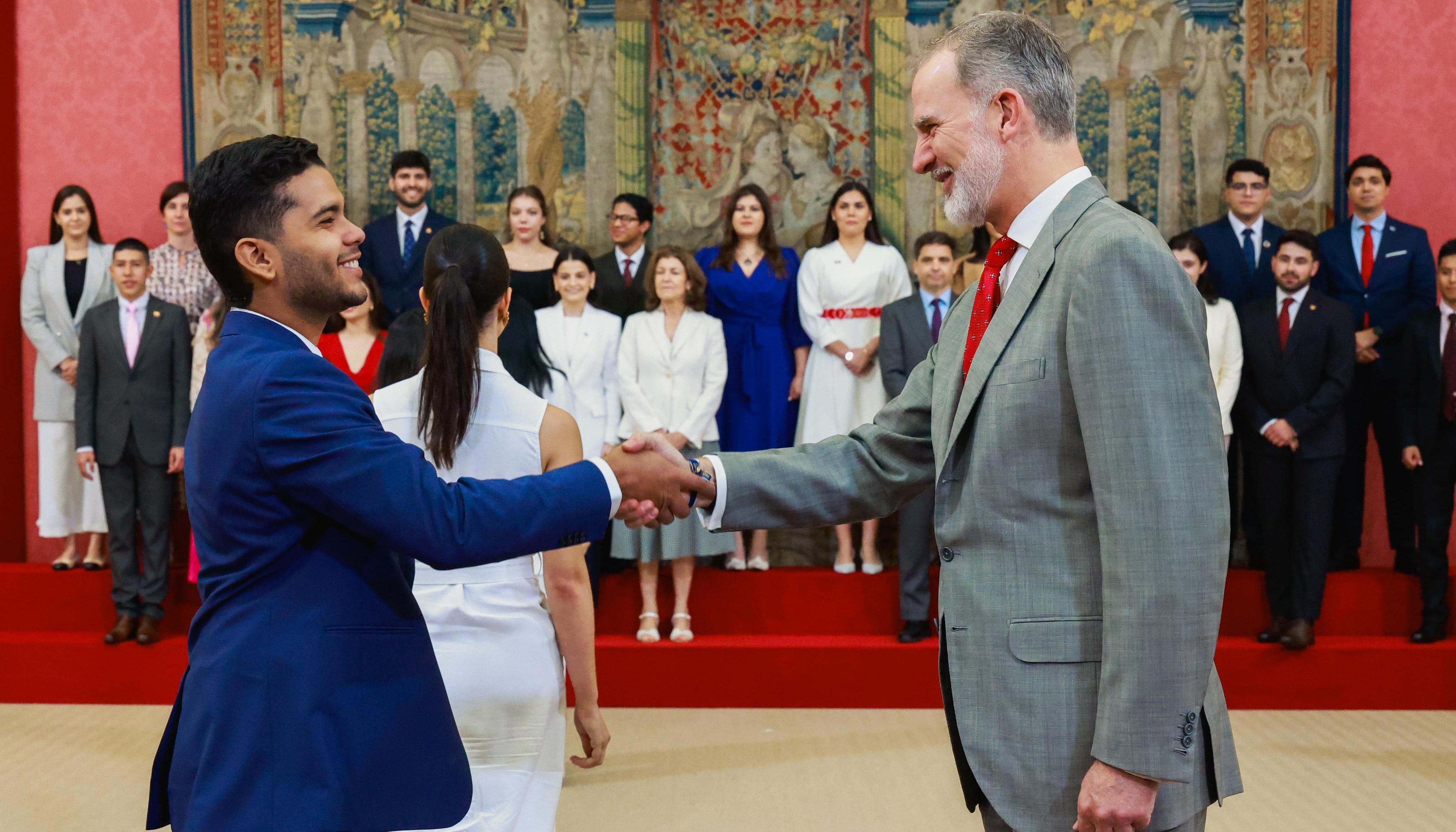 Juan Bernardo López Rodríguez saludando al Rey Felipe VI de España.
