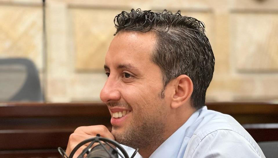 El representante Julián López.