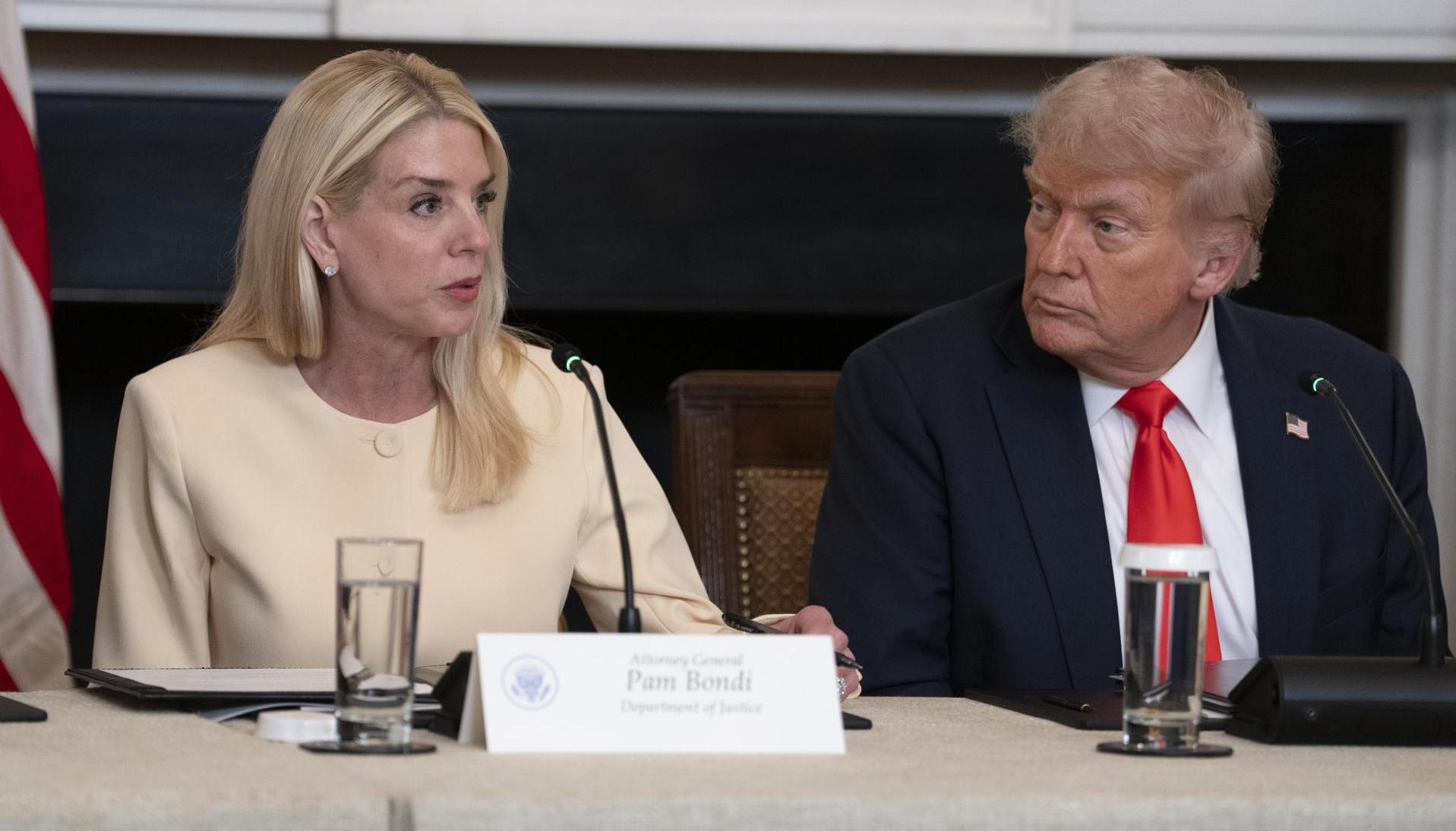 La fiscal general de Estados Unidos, Pam Bondi, y Donald Trump.