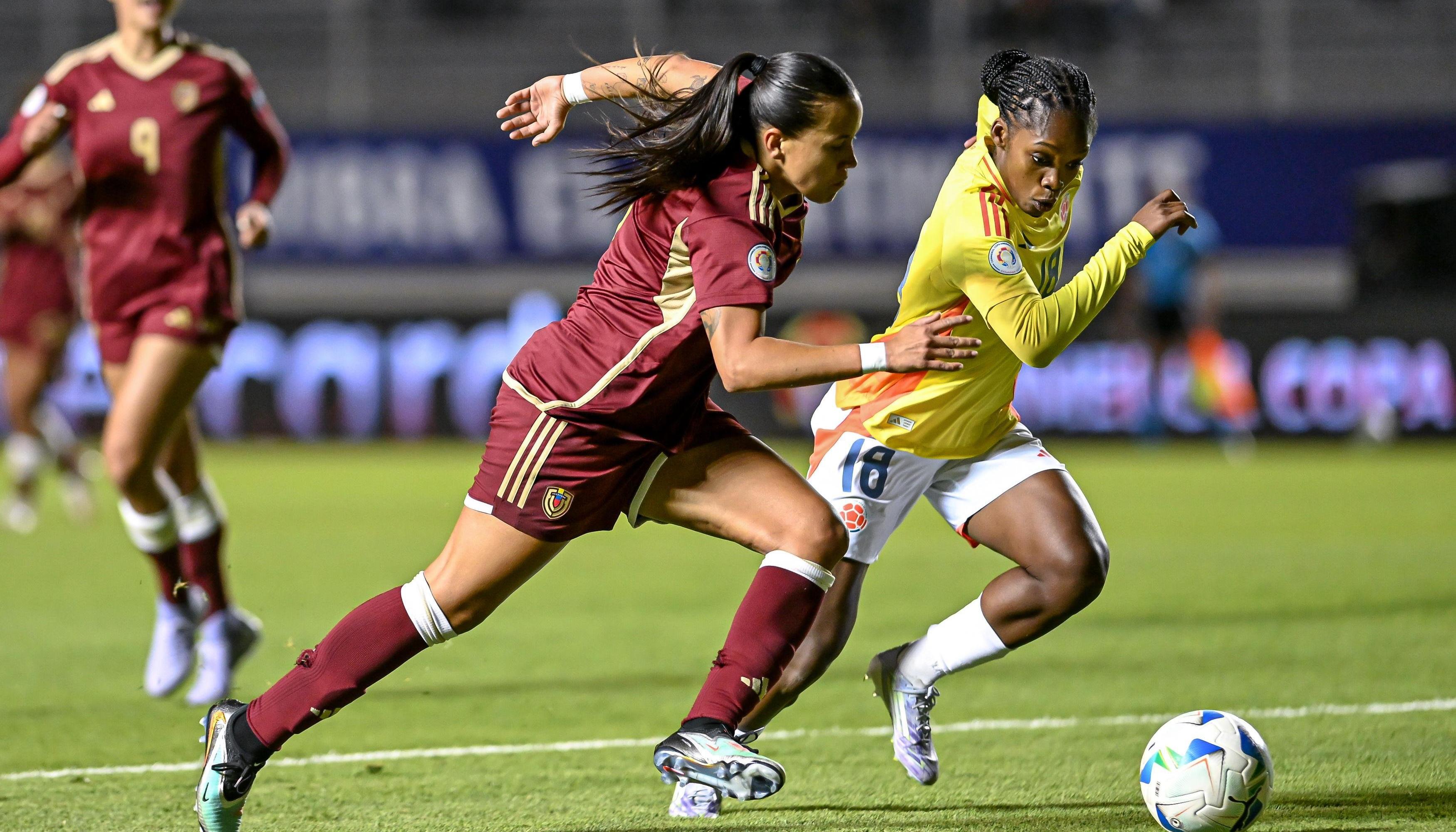 Linda Caicedo disputando el balón con una rival.