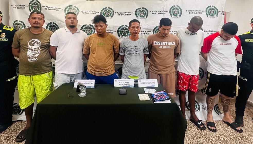 Los capturados junto a las autoridades.