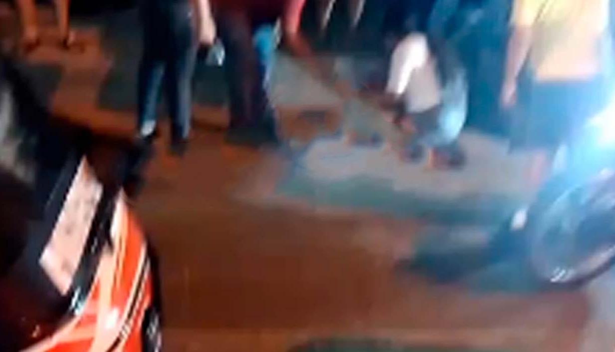 El hombre quedó tendido varios minutos en el lugar hasta que fue trasladado a un centro asistencial. 