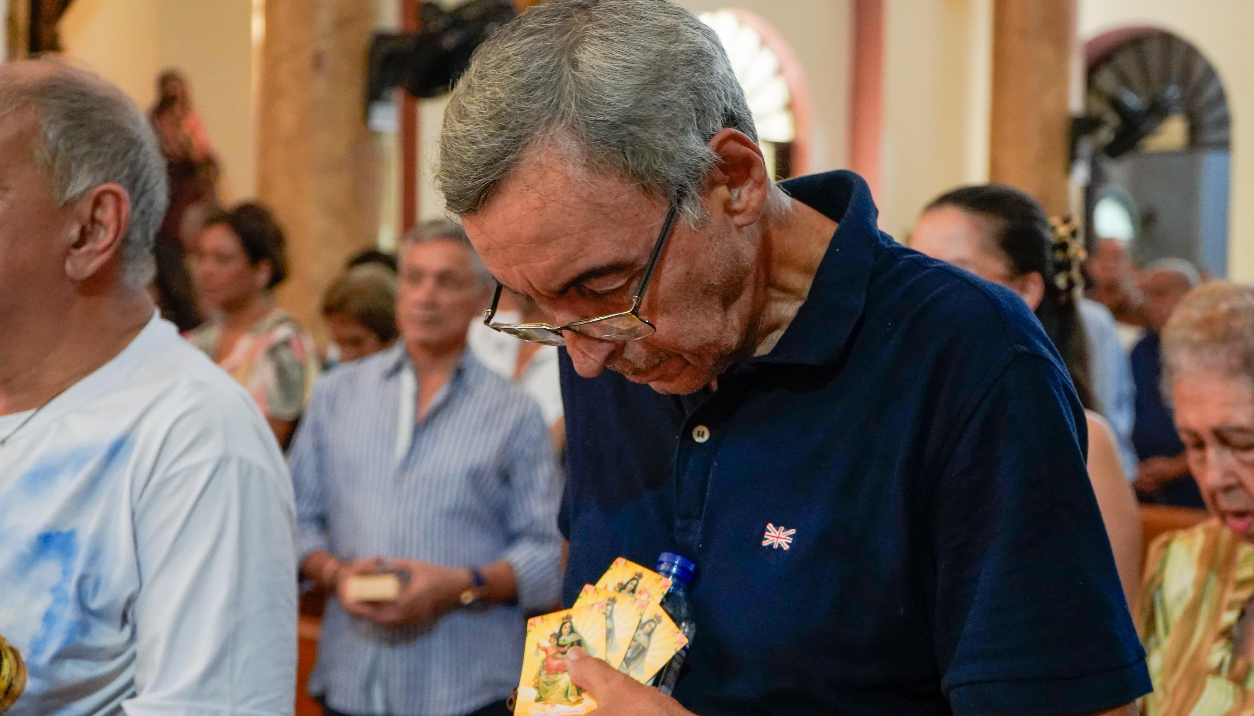 Algunos asistentes lucieron camisetas e imágenes alusivas a la Virgen del Carmen.