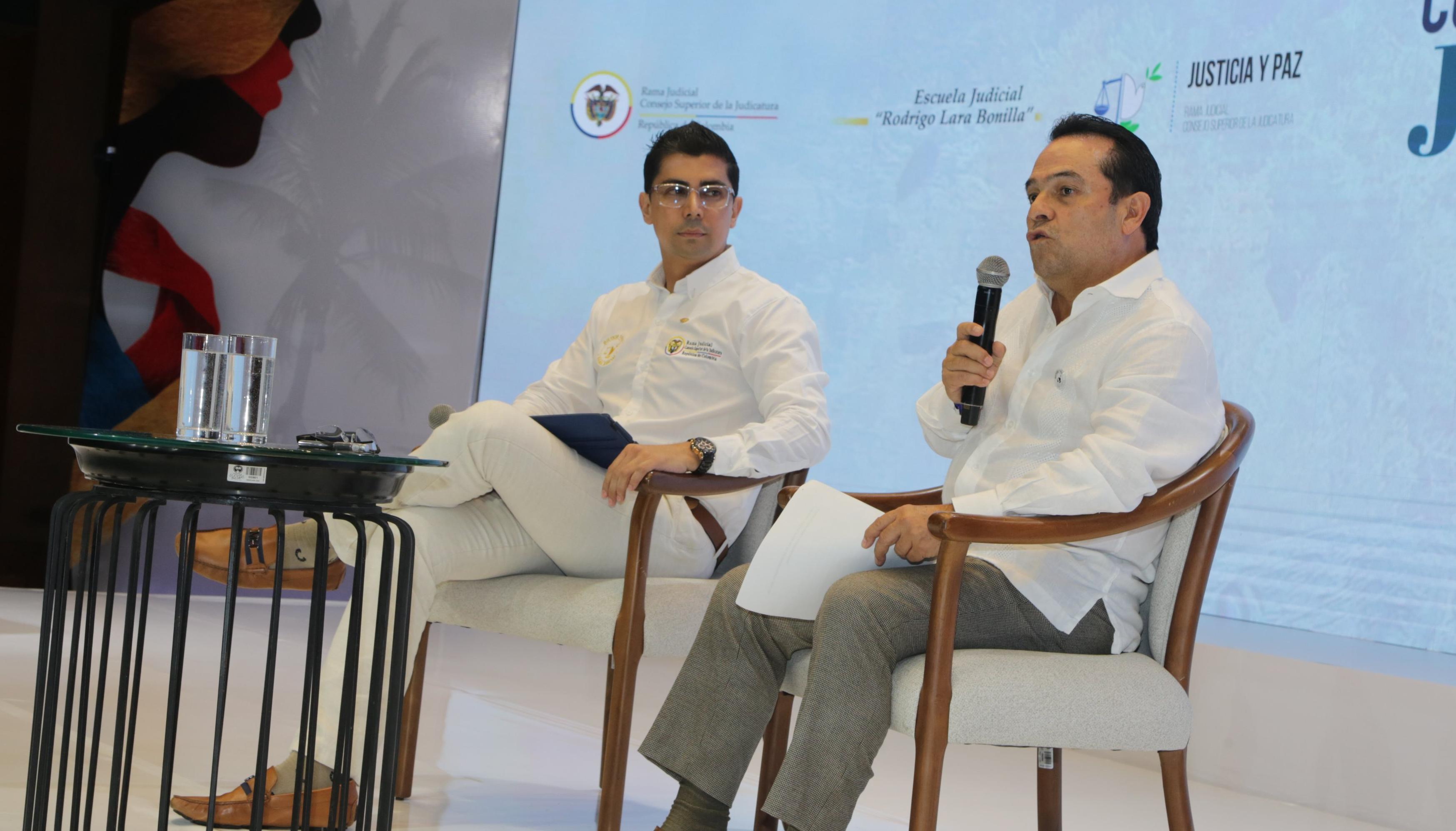 El magistrado Sala de Justicia y Paz Tribunal Superior de Barranquilla, Carlos Andrés Pérez Alarcón (izquierda).