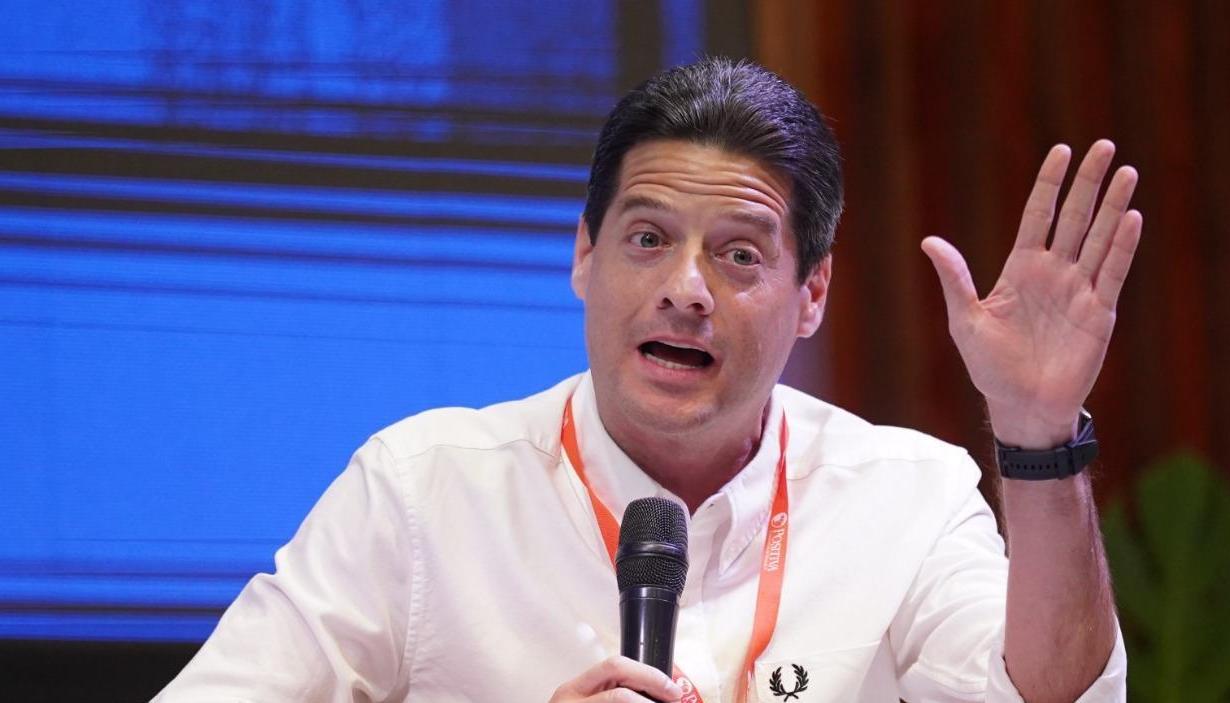 Senador Mauricio Gómez. 