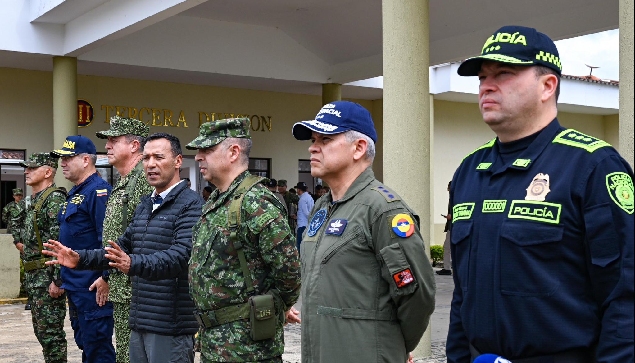 El Ministro de Defensa, Pedro Sánchez, y la cúpula de la Fuerza Pública.
