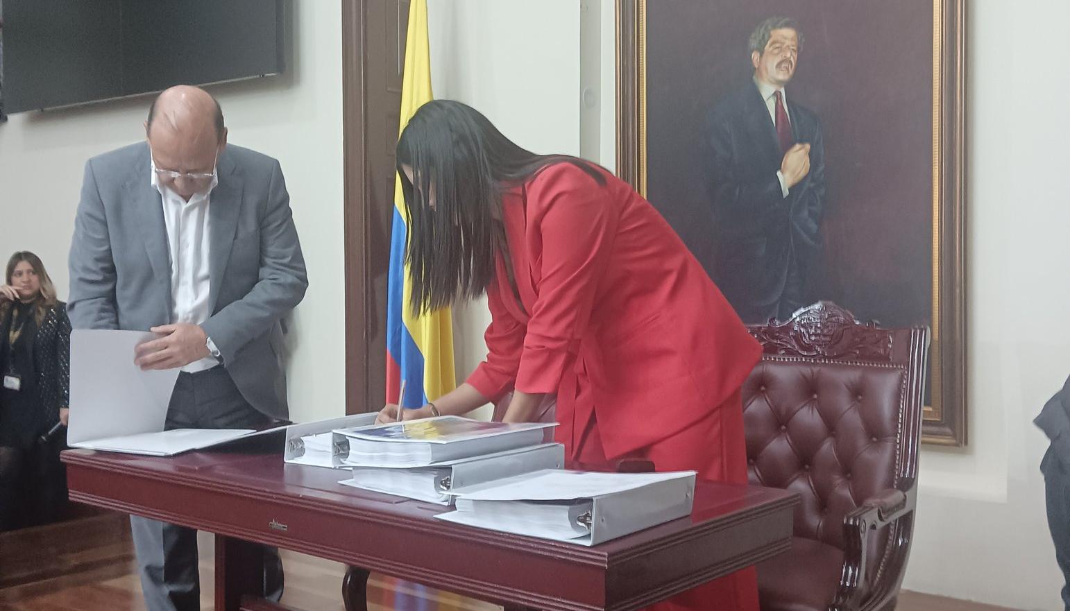 El Ministro de Hacienda, Germán Ávila, radicando el proyecto.