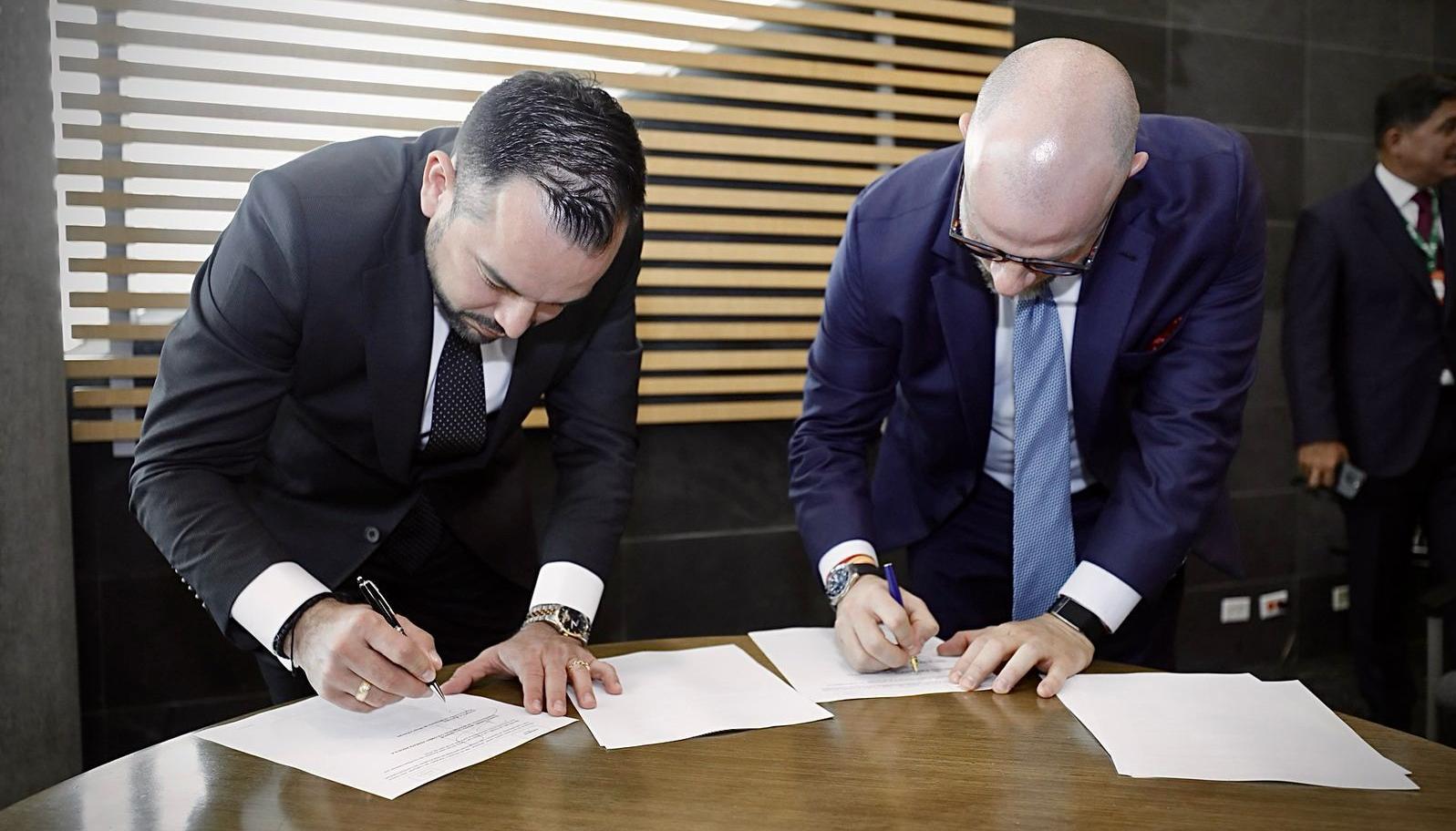 El ministro Edwin Palma con integrantes de la junta directiva de Monómeros.