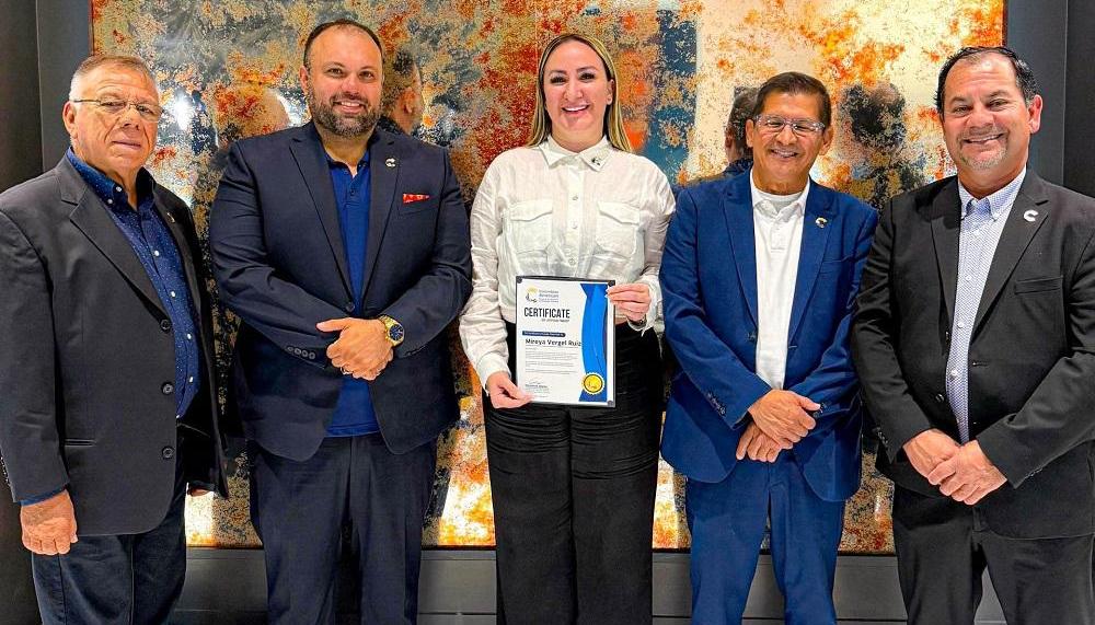 Mireya Vergel Ruiz recibiendo la exaltación.