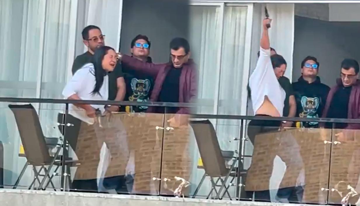 Mujer disparando en Bogotá.