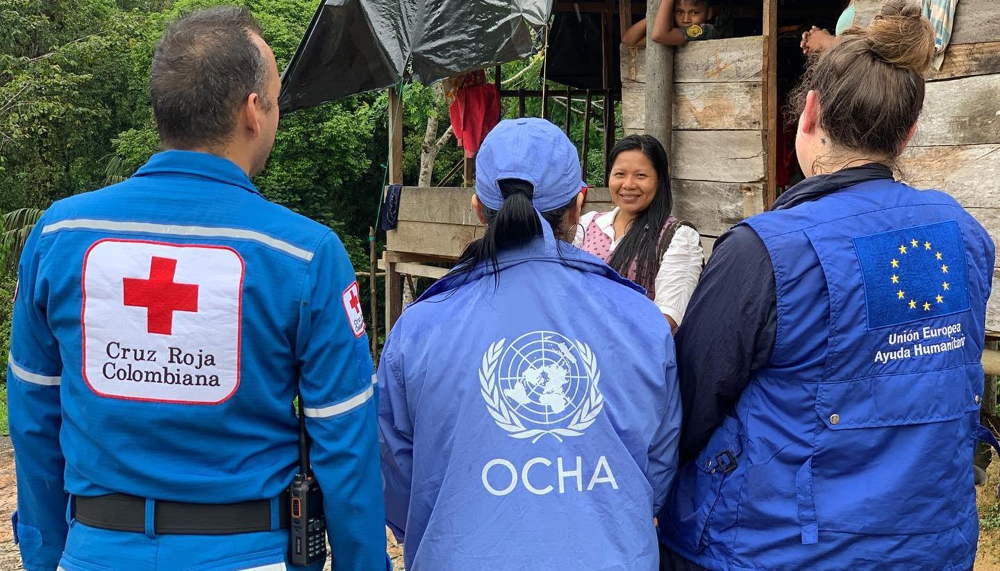Personal de Oficina de Naciones Unidas con la Cruz Roja y Unión Europea.