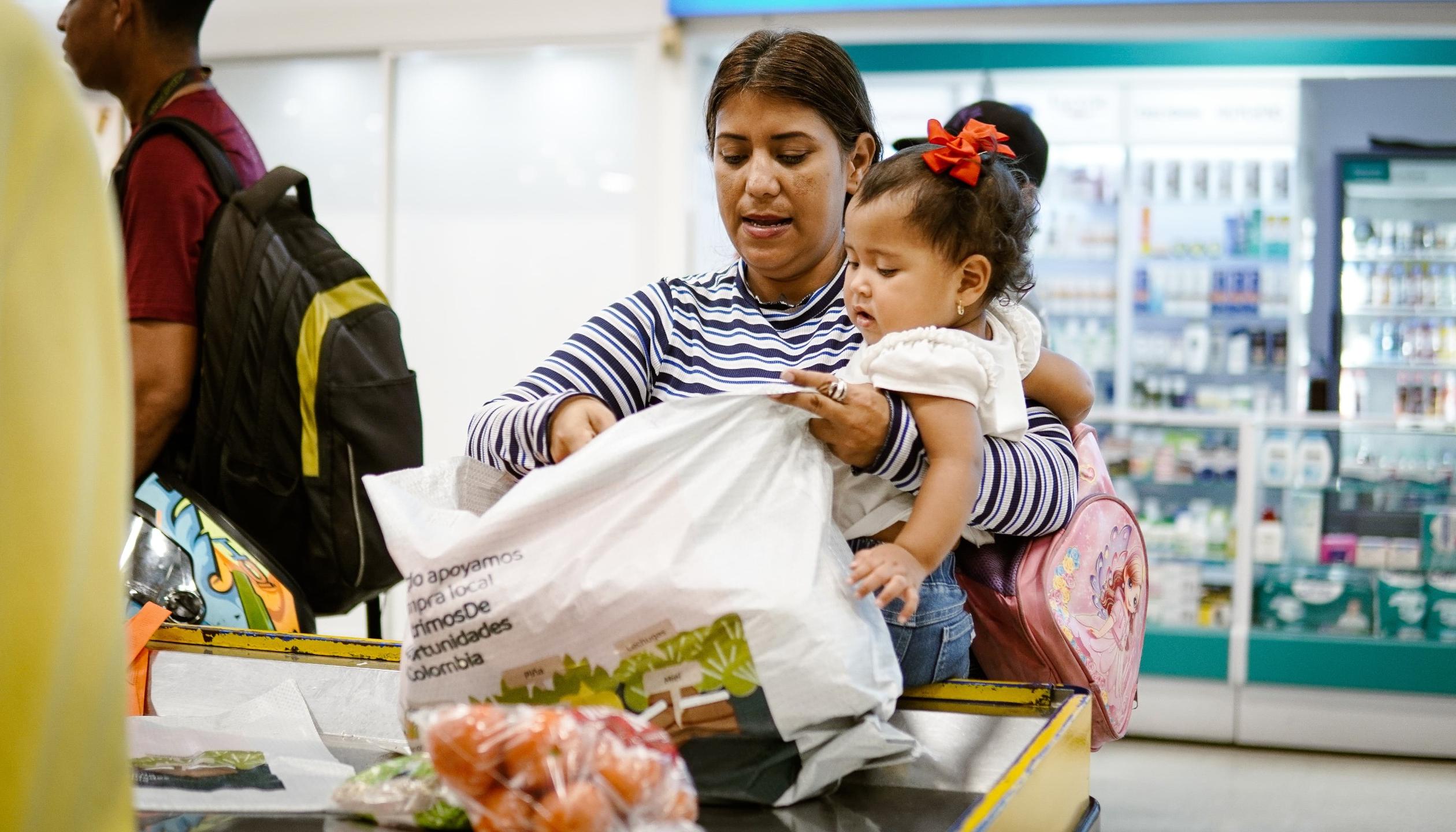 Familia redimiendo bono.