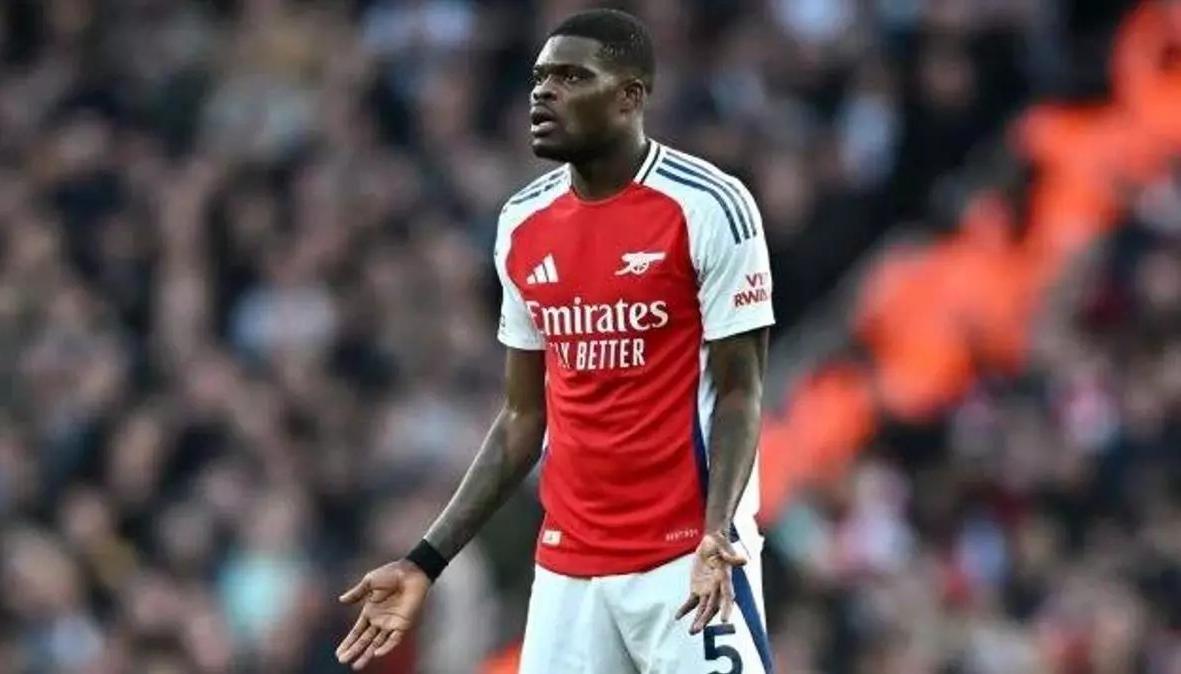 Thomas Partey jugando para el Arsenal de Inglaterra.