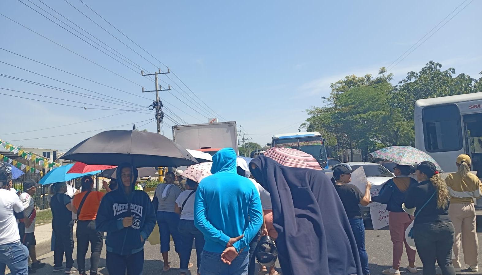 La comunidad bloqueó la calle 30 frente a la sala de venta de Constructora Bolívar, en Soledad. 