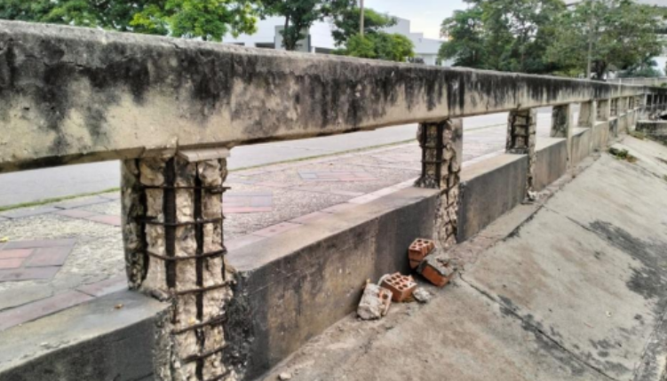 Barandas en mal estado, refuerzo expuesto y mucha humedad en el puente sobre el arroyo del Country con carrera 59.