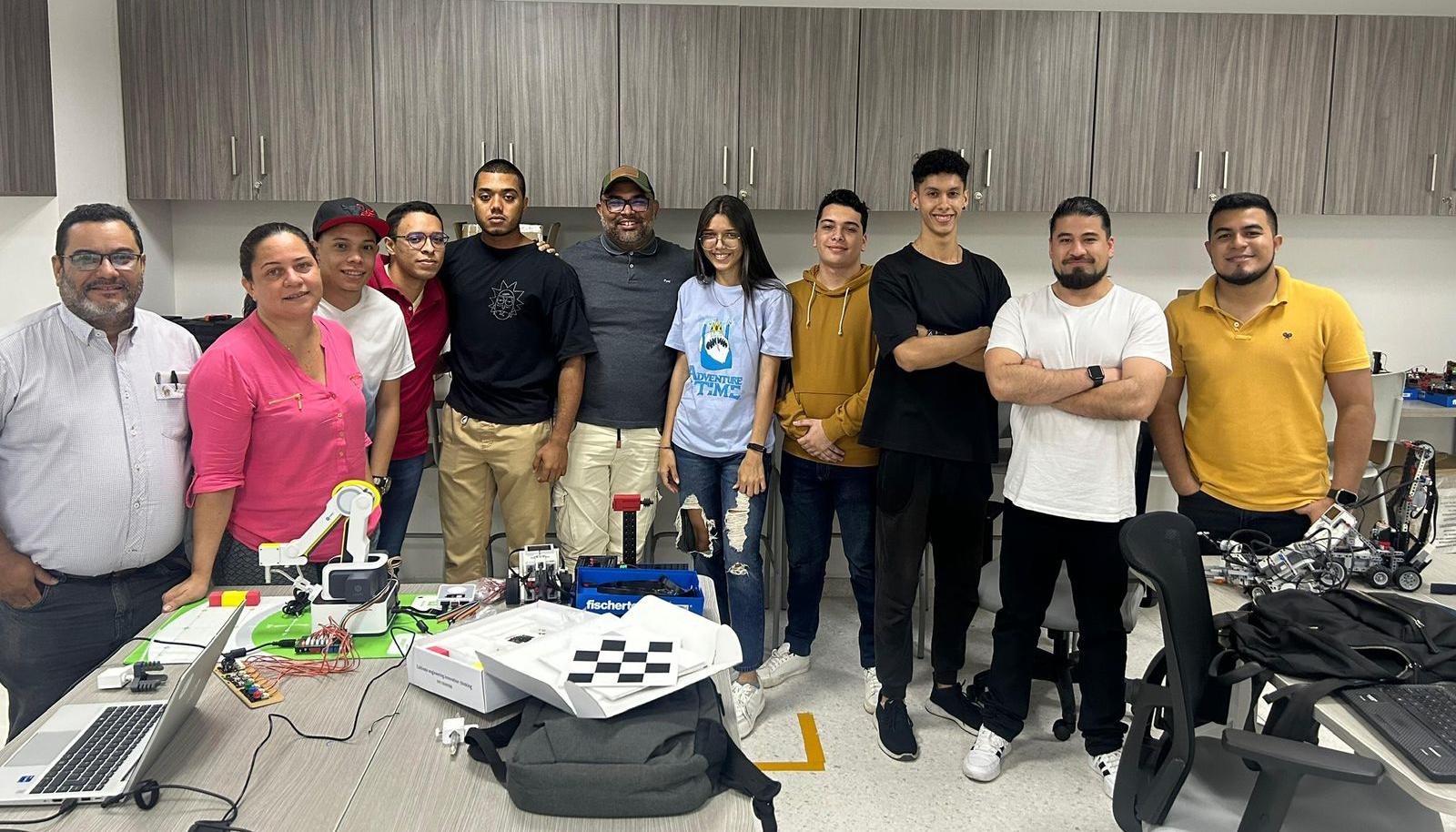 Marvin Molina Cárdenas, docente del programa de Ingeniería de Sistemas, liderando el proyecto ‘Reconocimiento facial de emociones para identificar síntomas de salud mental’, junto al equipo de trabajo. 