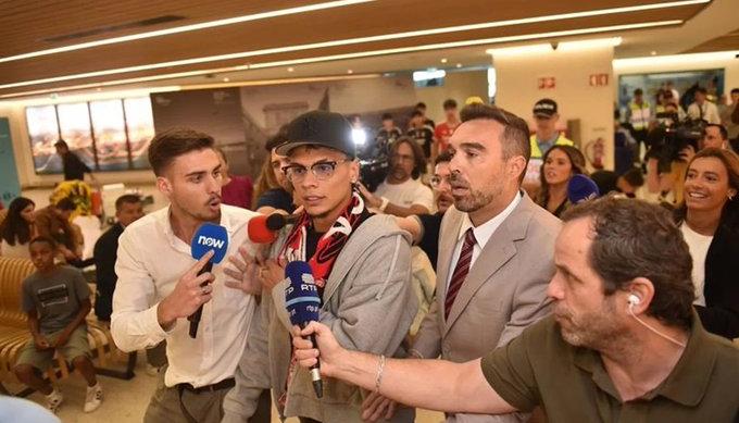 Richard Ríos a su llegada a Lisboa, Portugal.