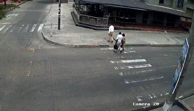Delincuentes abordando a la víctima. 