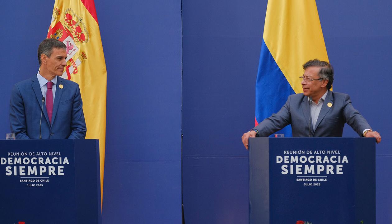 El presidente de España, Pedro Sánchez y el mandatario de los colombianos, Gustavo Petro.