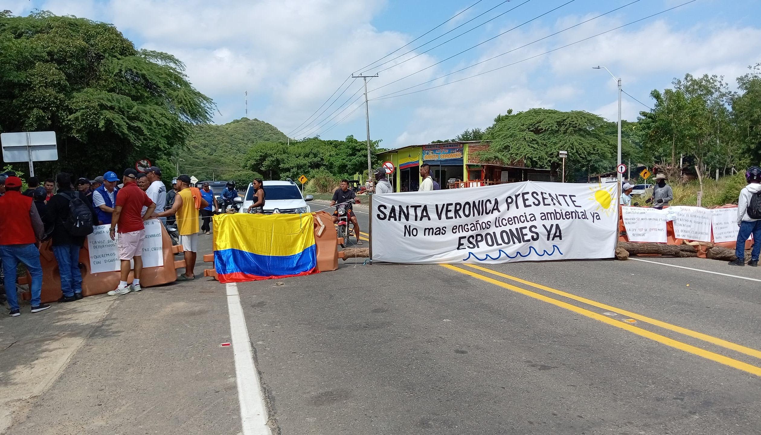 Habitantes bloqueando la Vía al Mar. 