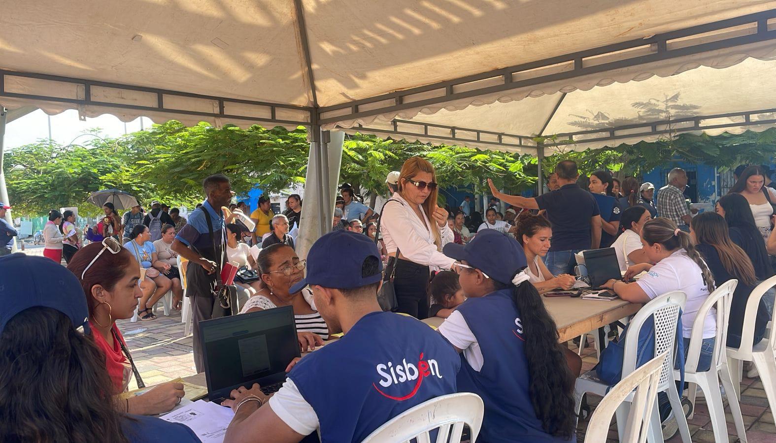 Funcionarios del Sisbén durante atención ciudadana. 