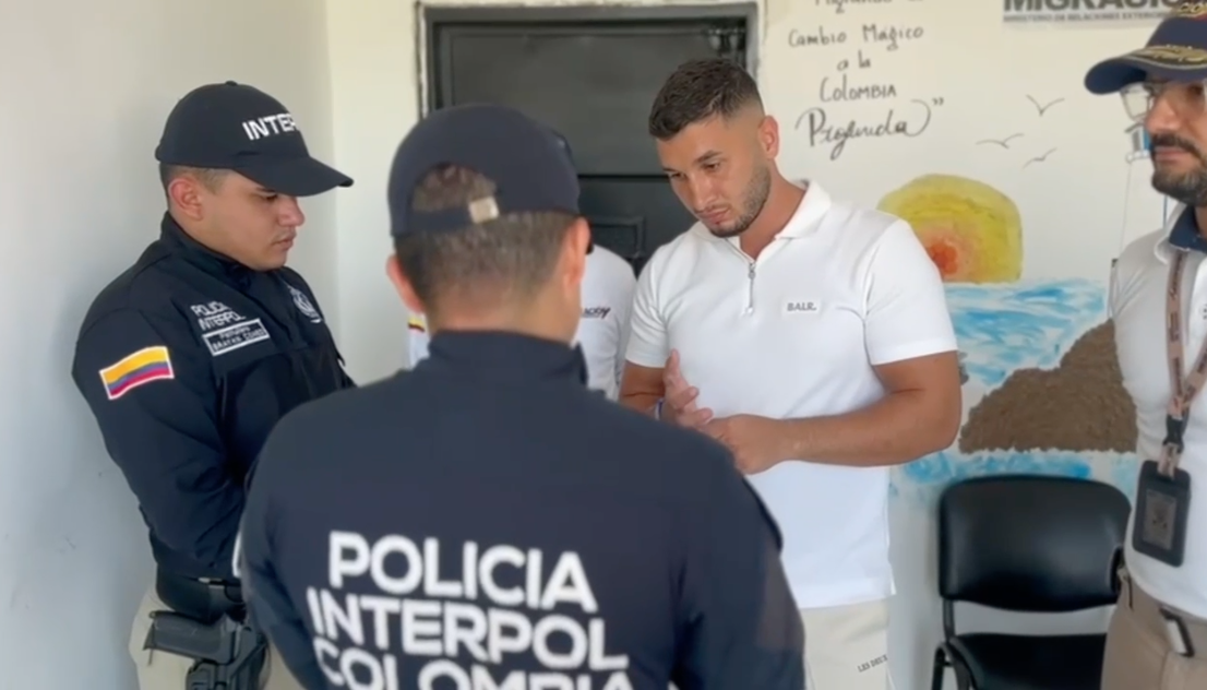 El ciudadano sueco Sendi Kawar Aziz cuando era capturado. 