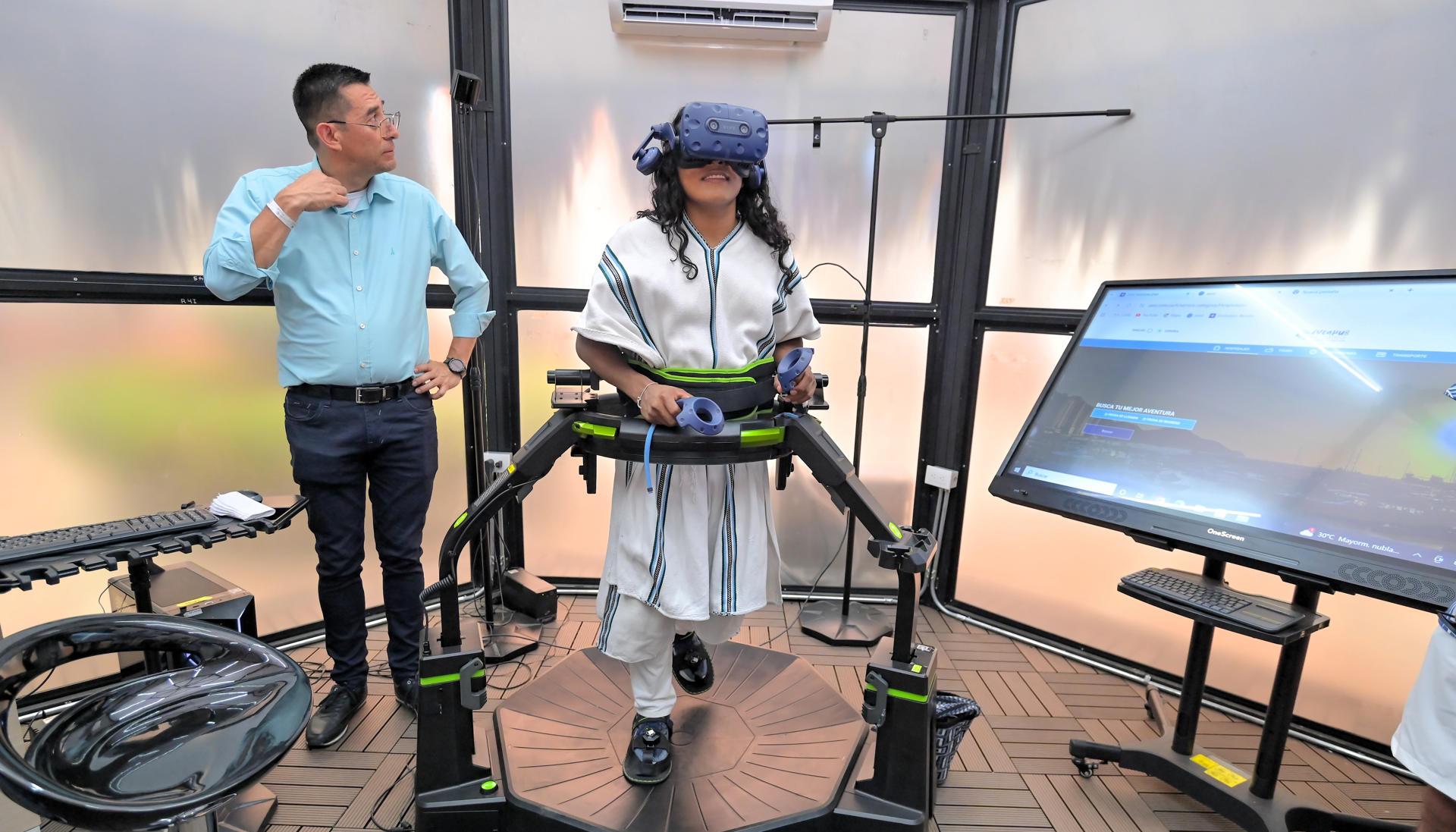 Indígena Arhuaco haciendo uso de los recursos tecnológicos del Centro de Experiencias Turísticas Inmersivas en Santa Marta.