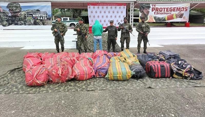 Autoridades junto a la media tonelada de marihuana incautada.