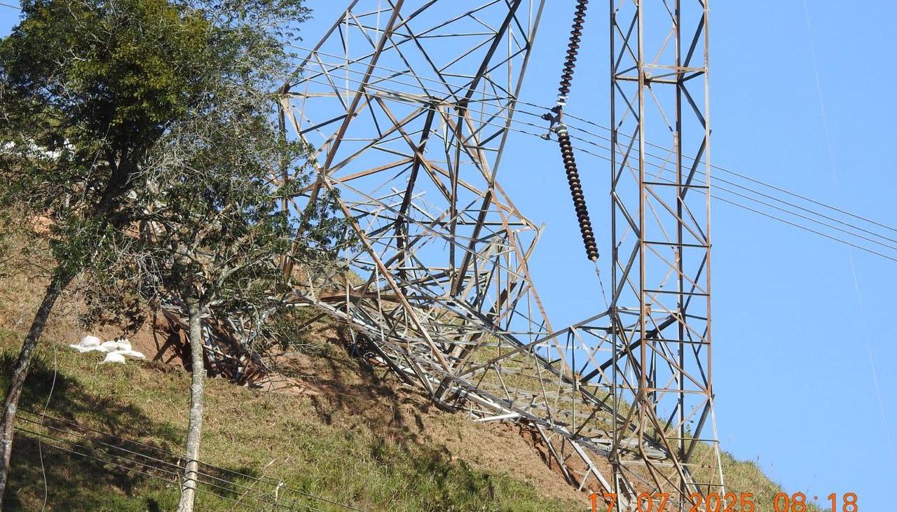 La torre de energía afectada por el explosivo. 