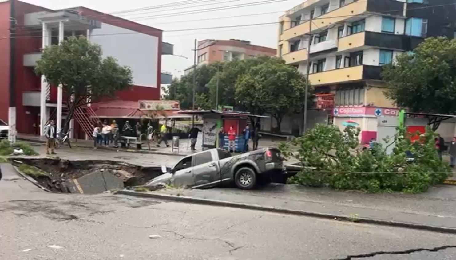 Calle en el sector de Villa Julia colapsó, provocando el accidente de una camioneta.