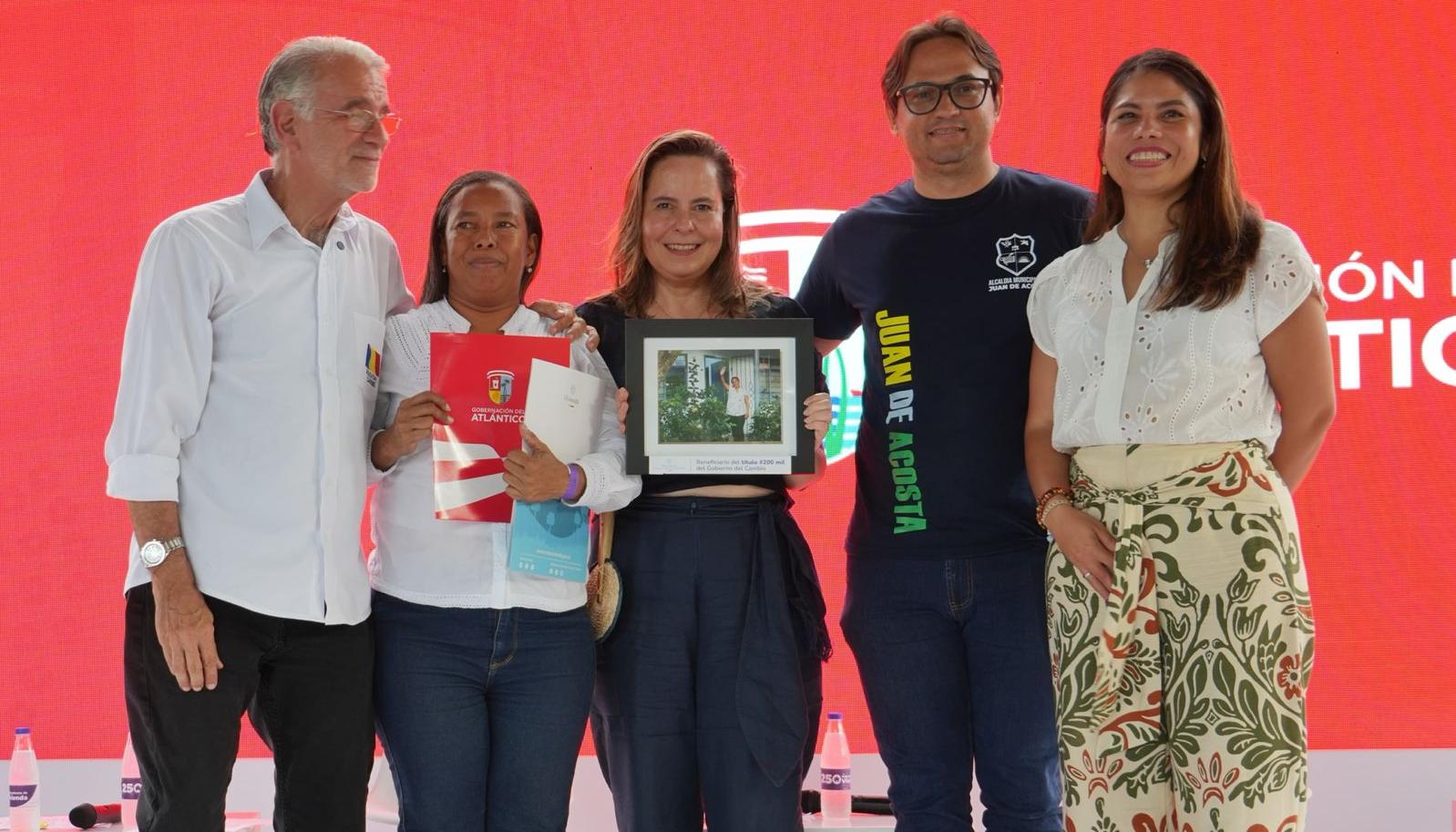 La Ministra de Vivienda, Helga Rivas, junto al Gobernador del Atlántico, Eduardo Verano, con el programa Mejoramiento de Vivienda.
