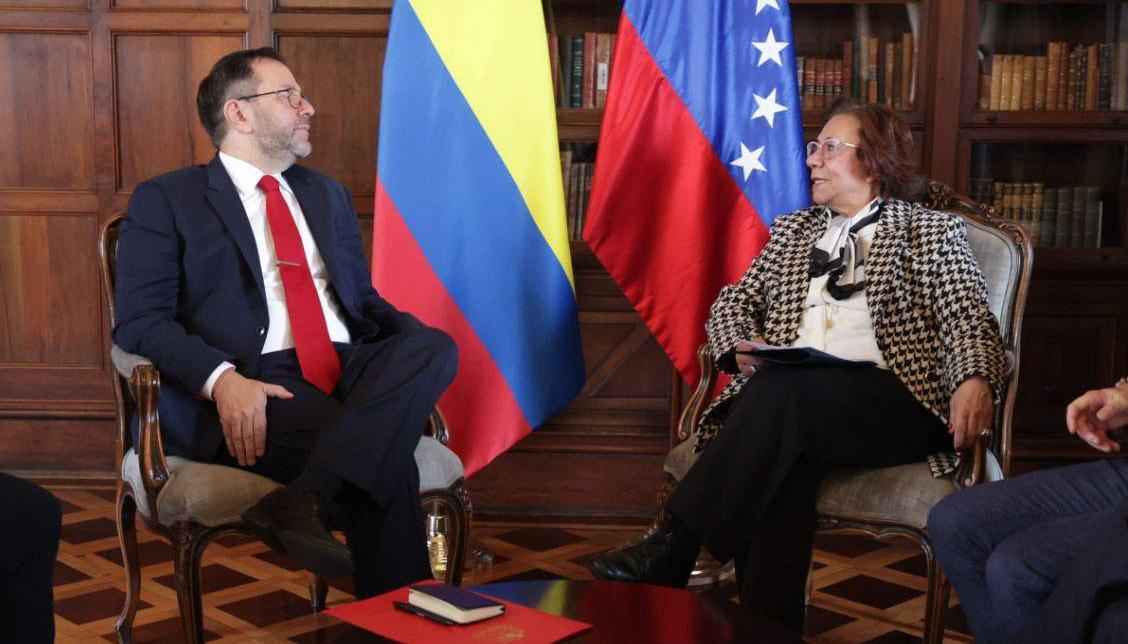 El canciller de Venezuela, Yván Gil, y su homóloga colombiana encargada, Rosa Yolanda Villavicencio.