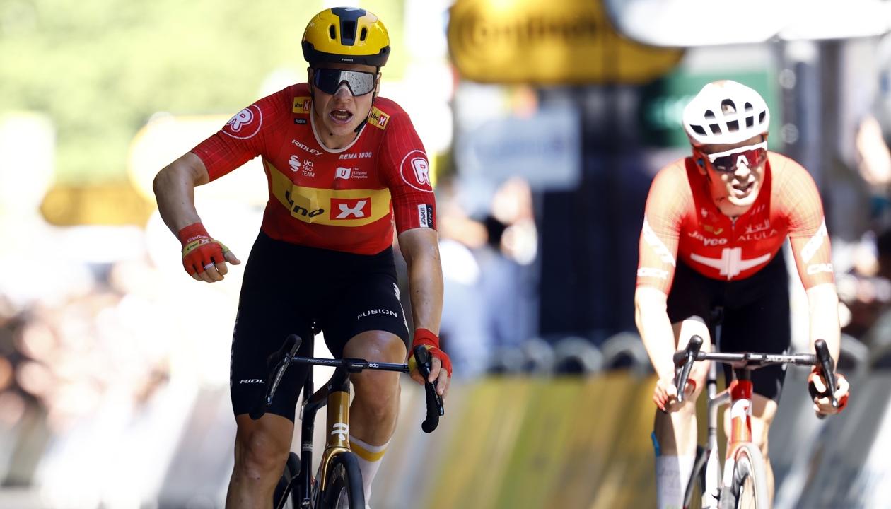 Jonas Abrahamsen (derecha) tras suoerar en el esprint a Mauro Schmid.