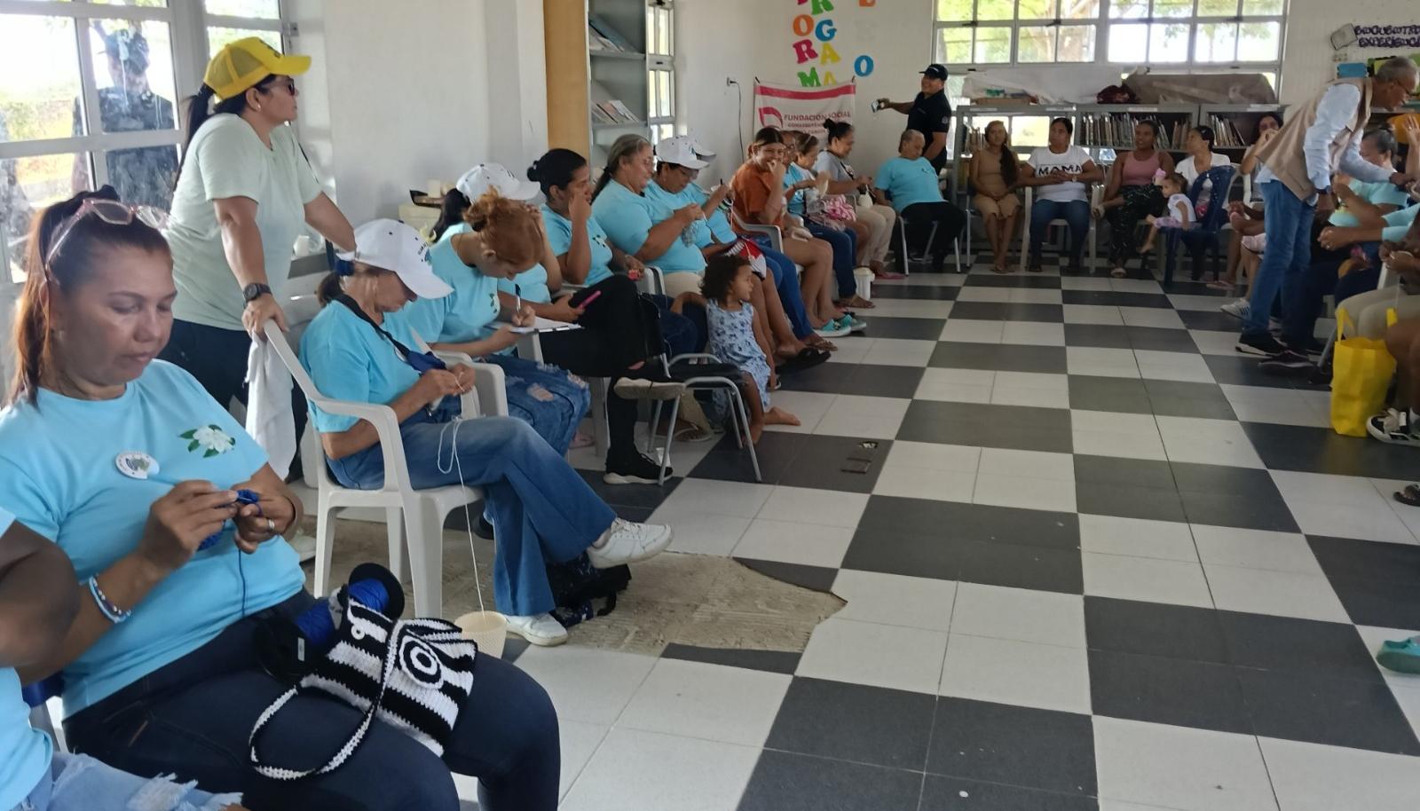 Mujeres del club de tejedoras.