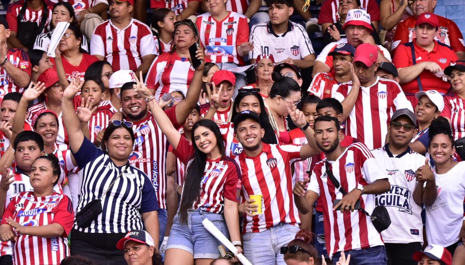 Aficionados junioristas en el estadio Metropolitano