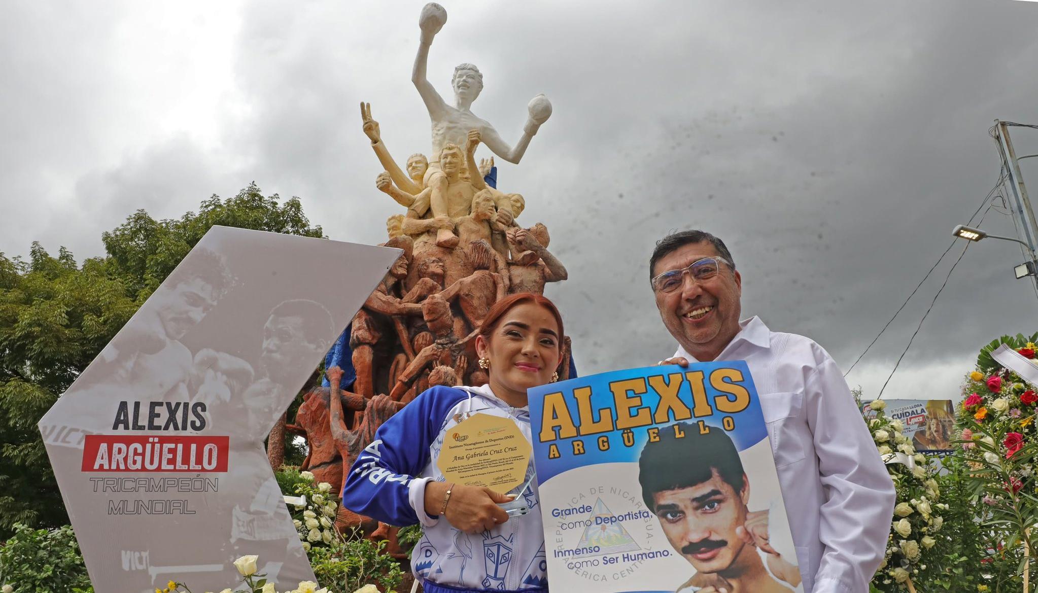 El homenaje a Alexis Argüello se cumplió en el cementerio de Ticuantepe.
