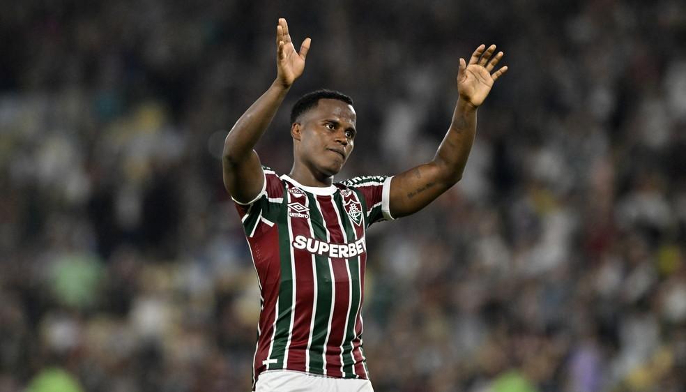Jhon Arias despidiéndose la afición del Fluminense. 