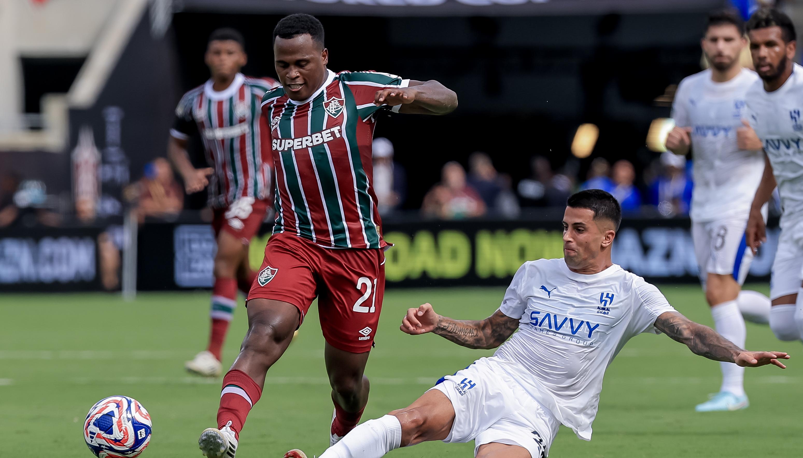 El colombiano Jhon Arias disputa el balón con Joao Cancelo, del Al Hilal. 