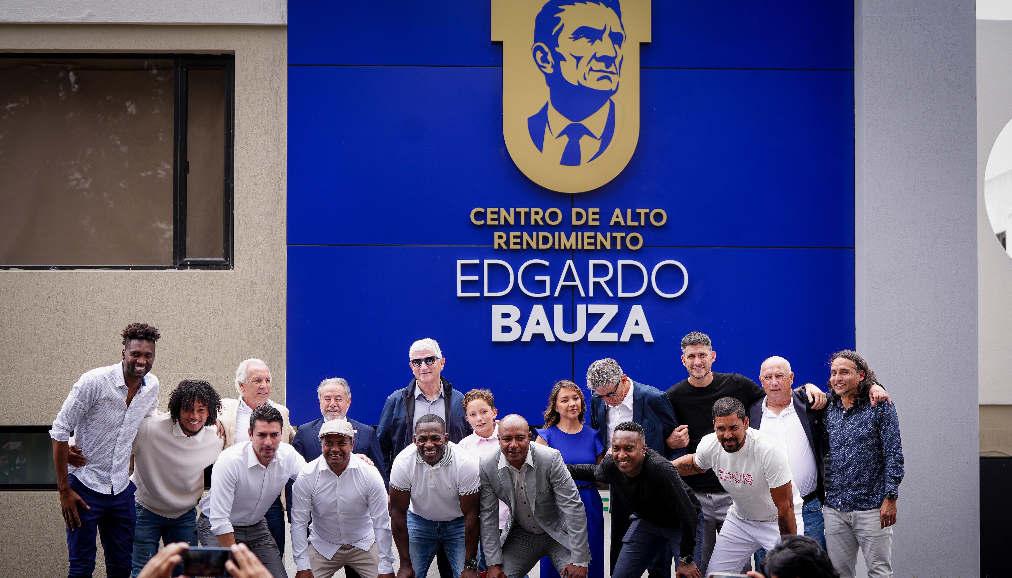 Integrantes del equipo campeón de la Copa Libertadores de 2008 posan con el 'Patón' Bauza.
