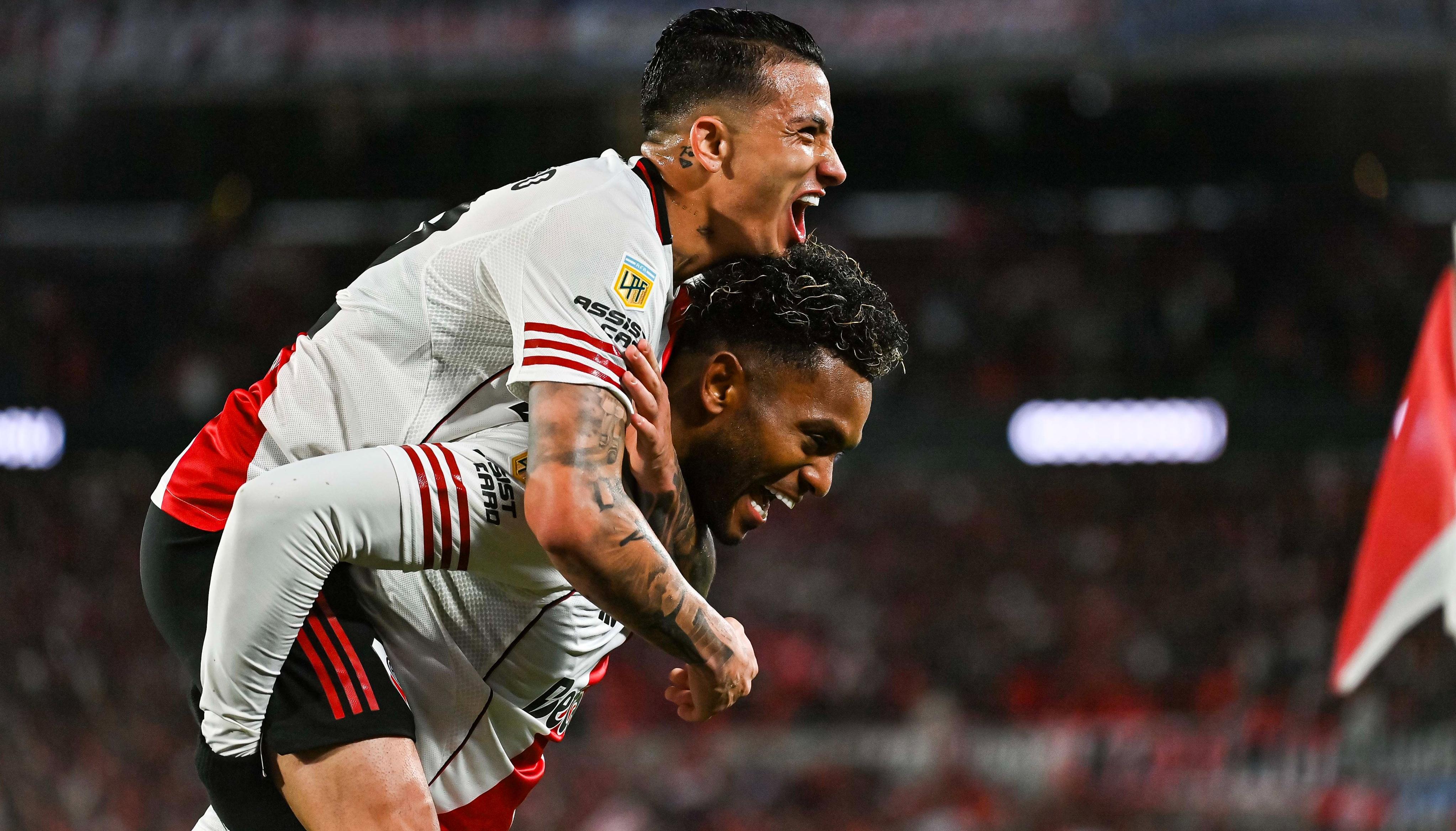 El festejo de Miguel Ángel Borja con su compatriota Kevin Castaño. 