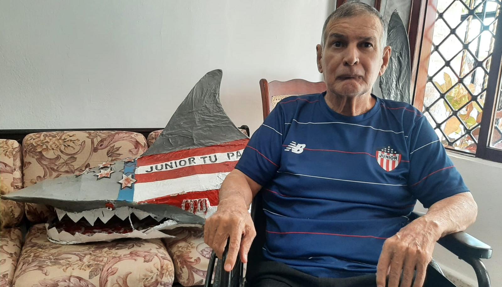 Óscar Borrás con una réplica de su legendario tiburón.