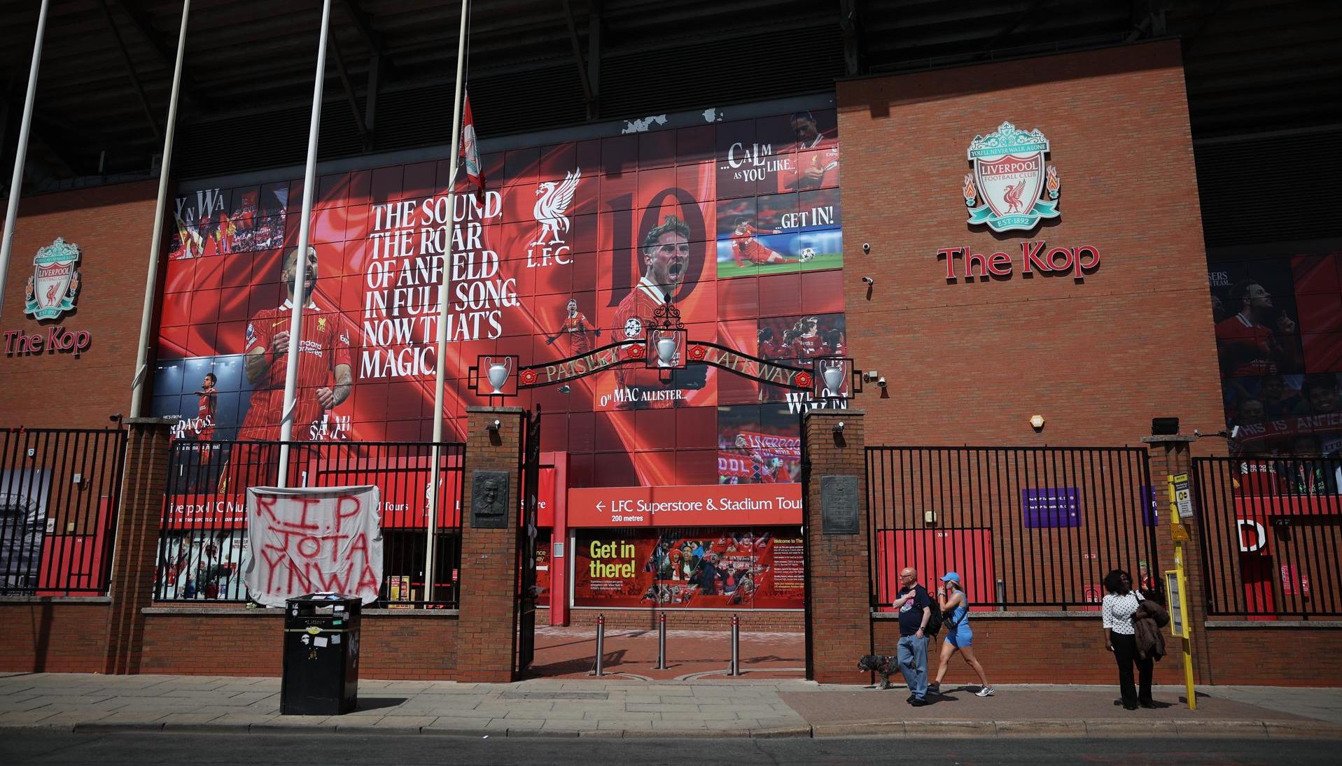 Aficionados al Liverpool se han acercado para rendir homenaje a Diogo Jota.
