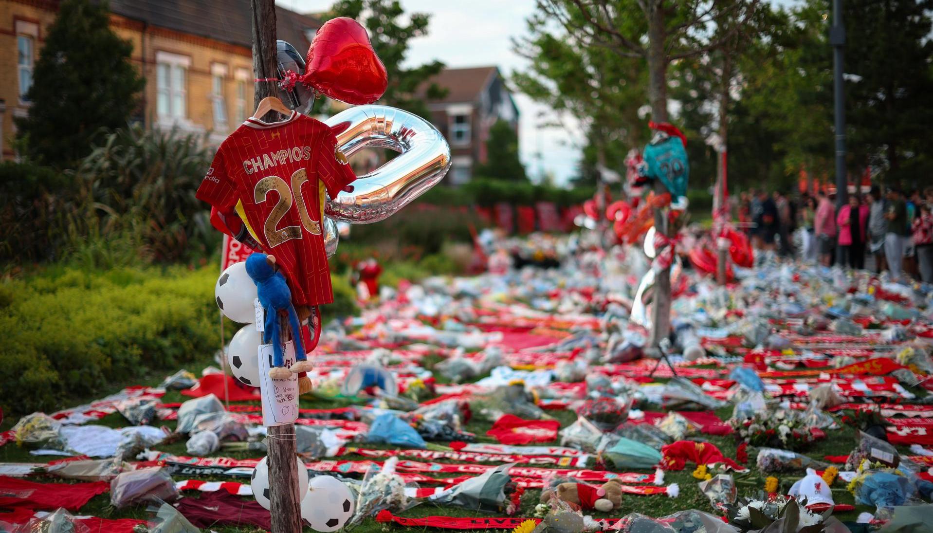 Homenajes a Diogo Jota a las afueras del estadio Anfield.