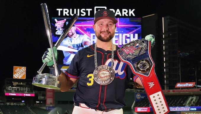 Cal Raleigh con sus trofeos tras ganar el Derby de Jonrones.  