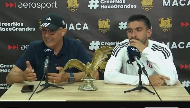 El técnico Alfredo Arias y Guillermo Celis hablaron en rueda de prensa.  